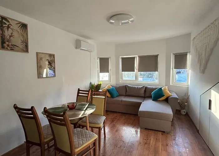 White House - Forest